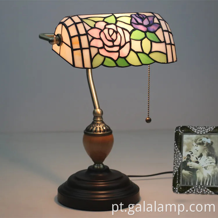 Luzes de bancos europeus, bares e cafés artísticos, lâmpadas de mesa nostálgicas